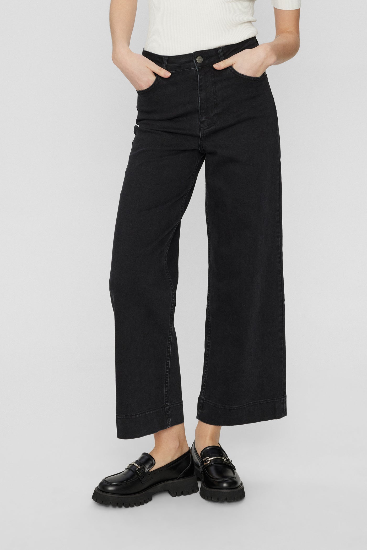 Nuparis Cropped Black Jean