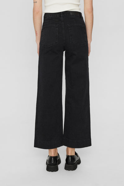 Nuparis Cropped Black Jean