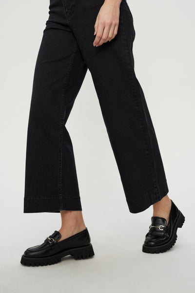 Nuparis Cropped Black Jean