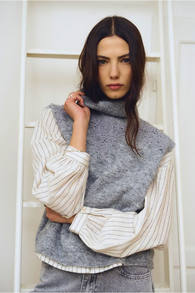 Embroidered Turtleneck Sleeveless Sweater