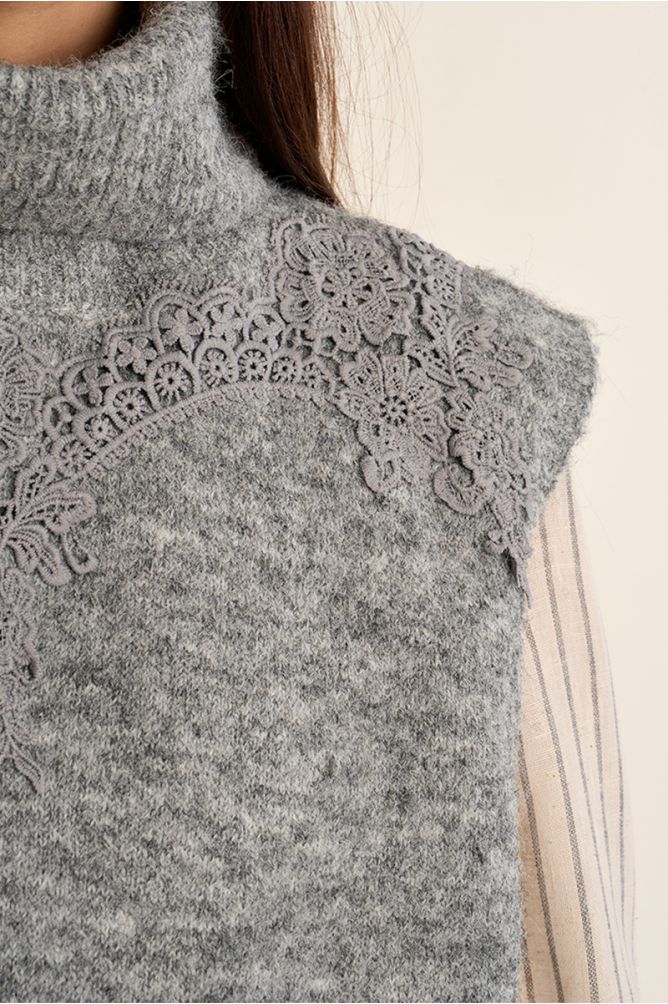 Embroidered Turtleneck Sleeveless Sweater
